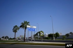 Un indicator către stațiunea Sharm el-Sheikh de la Marea Roșie, în vârful sudic al peninsulei Sinai din Egipt, pe 9 octombrie 2025, unde Israelul și Hamas au convenit asupra unui acord de încetare a focului în Gaza