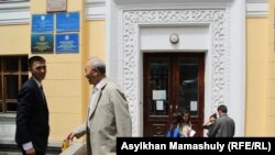 У входа в Институт математики и математического моделирования. Слева — Дорбитхан Сураган, научный сотрудник института. Алматы, 1 июня 2015 года.  