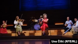 Muzičari na sceni filharmonije u Skopju 15. septembra 