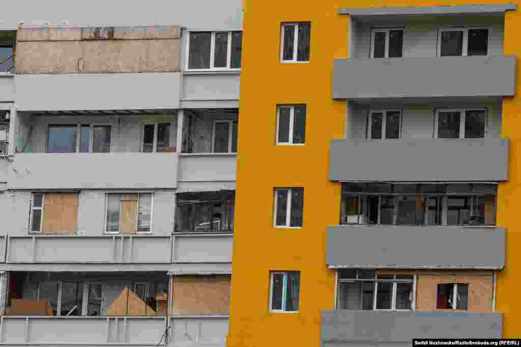 Відновлений фасад у пошкодженому російською армією житловому будинку