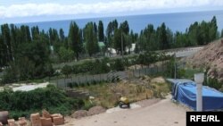 Бакиевдерге таандык делген пансионаттын курулушу бүтпөй турат.