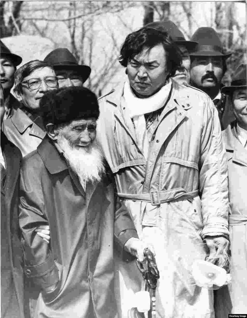 "Невада-Семей" қозғалысының жетекшісі Олжас Сүлейменовтің (оң жақта) қарт ақын Шәкір Әбеновпен бірге митингіде жүрген кезі.