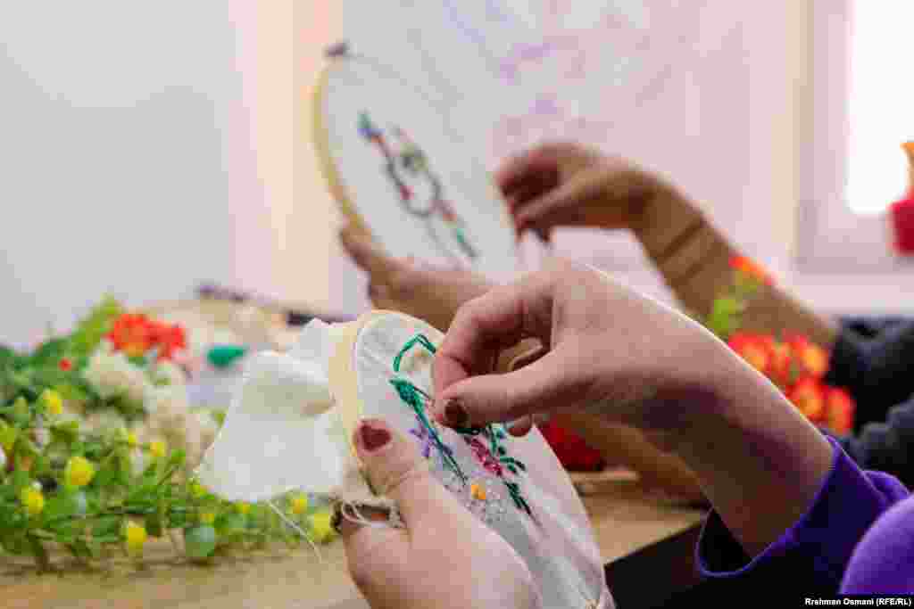 Në Qendrën për Mbrojtjen e Grave dhe Fëmijëve në Prishtinë, disa gra që i mbijetuan dhunës në familje qëndisin modele të ndryshme në pëlhurë.