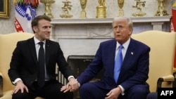 Президент США Дональд Трамп и президент Франции Эммануэль Макрон в Овальном кабинете Белого дома. Вашингтоне, 24 февраля 2025 года