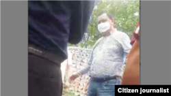 Чиновник, угрожавший жителям Сохского района, где недавно произошел конфликт между гражданами Узбекистана и Кыргызстана. 31 мая 2020 года. Фото из видео, отправленного в редакцию «Озодлика». 