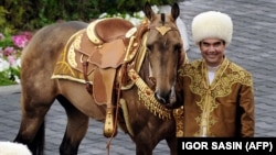 Türkmenistanyň prezidenti Gurbanguly Berdimuhamedow. Birnäçe hepdeläp köpçülige görünmänsoň, onuň keseli hem ölümi barada gep-gürrüňler ýaýrady.