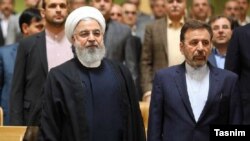 محمود واعظی (راست) می‌گوید که «اف‌ای‌تی‌اف را (در داخل کشور) سیاسی کرده‌اند و مخالفان باید به مردم و فعالان اقتصادی پاسخگو باشند».