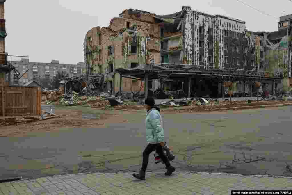 У різних районах ще є електроенергія і газ. Опалення централізоване відсутнє і люди обігріваються в багатоквартирних будинках обігрівачами чи газовими конфорками. Що люди будуть робити, коли зникнуть ці блага цивілізації, вони намагаються не думати&nbsp;