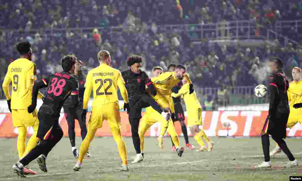 Игрокам "Астаны" было крайне трудно сдерживать соперника.&nbsp;Автором еще одного гола в ворота казахстанцев стал Ренату Вейгу, тоже португалец. В конце второго тайма &ldquo;Астана&rdquo; отыграла один мяч. Отличился хорватский легионер столичной команды Марин Томасов&nbsp;