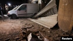 Поврежденный автомобиль на месте израильского удара в южном пригороде Бейрута, 23 сентября 2024 года.