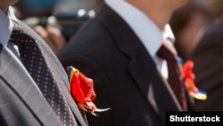 Ukrainada georgiý lentalarynyň ornuny ukrain baýdagynyň reňklerinden emele gelen lentaly gyzyl güller eýeledi.