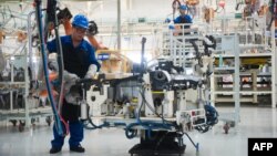 Кытайдагы автомобиль чыгаруучу завод. 