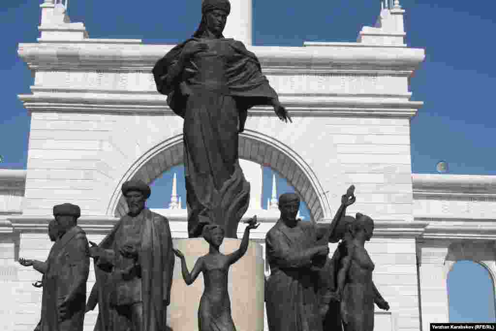 "Қазақ елі" кешенінде 11 қола мүсін бар. Ортада тұрған негізгі фигураның биіктігі бес жарым метр. Астана, 4 маусым 2015 жыл.