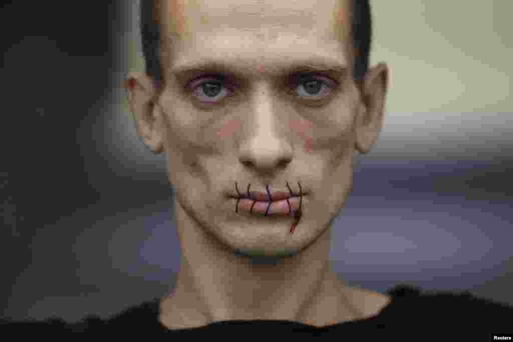 Pavlensky, protesting against the arrest of members of Pussy Riot in 2012. Both journalists speak highly of the artist. Beroyeva: "Even with his mouth sewn shut, he can say something the whole world hears."