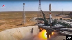 Një raketë ruse Soyuz ngrihet nga kozmodromi Baikonur në Kazakistan më 9 gusht, duke sjellë në orbitë një satelit iranian Khayyam.
