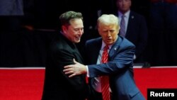 Președintele Donald Trump și magnatul high-tech, proprietarul Tesla și X, Elon Musk, la reuniunea simpatizanților republicani ce a avut loc în ajunul învestirii din 19 ianuarie. Între timp, Elon Musk a devenit șef pentru eficiență guvernamentală; biroul său se află la Casa Albă.
