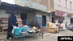 آرشیف- برخی از آموزگاران در هرات وسایل خانه های شانرا برای فروش در روی سرک گذاشته اند