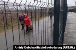 «Коридори» з високої металевої сітки. По одному люди рухаються на вихід, по іншому – на вхід