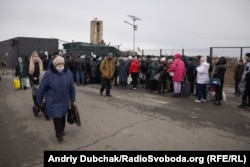 Черга на вхід з «молодої республіки». Завдяки встановленню рентгеноскопів усіх людей пропустили за 20 хвилин