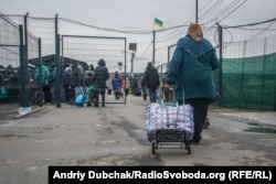 Жінка з «кравчучкою» і «сумкою в клітинку» йде через КПВВ до «ЛНР»