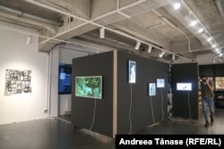 Ștefan Sava în spațiul expozițional al Salonului de proiecte de la Palatul Universul din București.