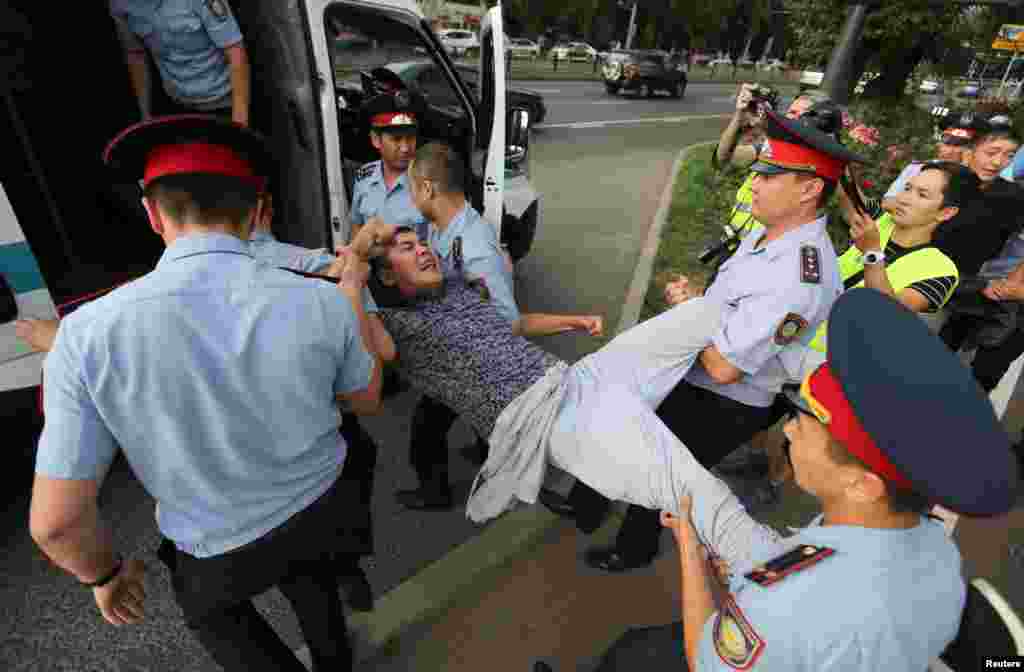 Полиция Абай көшесінің бойында адамдардың бірін ұстап, көлікке салып жатыр. Халықаралық ұйымдар "Қазақстан билігі адам құқығын жиі бұзады және азаматтардың бейбіт митингіге шығуына көп кедергі жасайды" деп айыптайды. Қазақстан бұл айыптауларға жиі жауап бермейді.