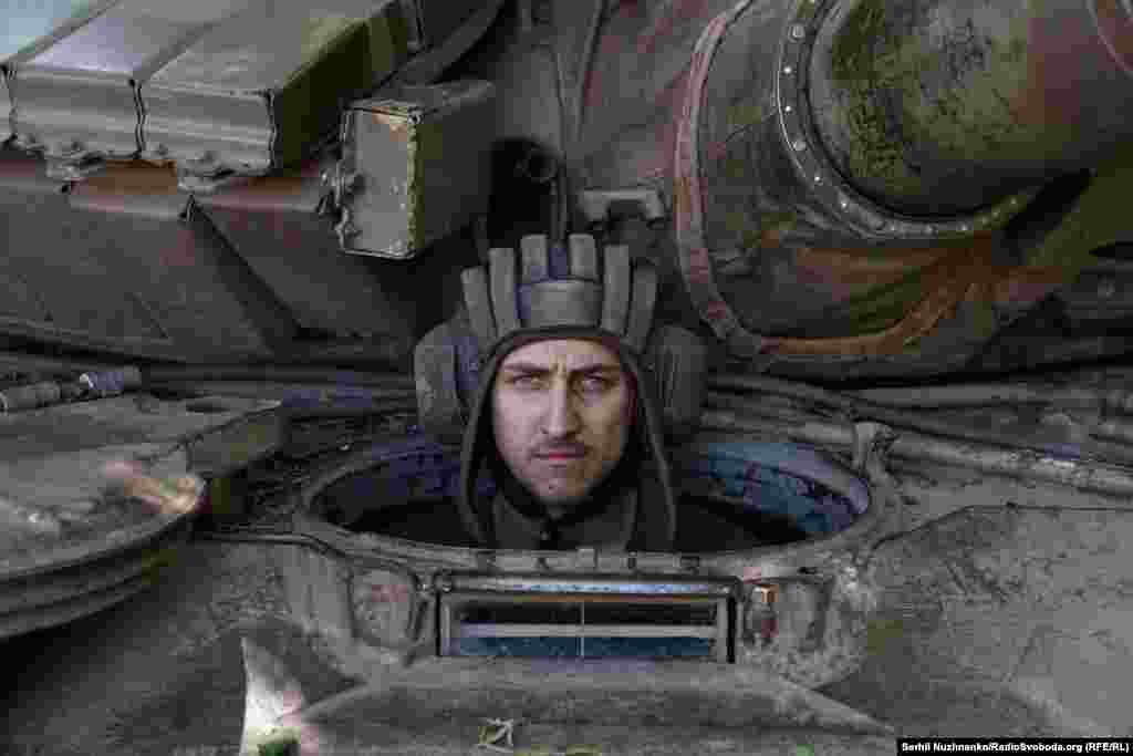 Механік-водій танка Юрій на Світлодарському напрямку, червень 2022 року.&nbsp; Фотокореспондент Радіо Свобода ще раз перетнувся із ним на позиціях на Бахмутському напрямку у 2023 році, і 21-річний Юрій поділився своїми планами на день, коли війна завершиться: &laquo;Перше, що зроблю після перемоги, поїду додому, до сім'ї. Будемо святкувати день перемоги&raquo;