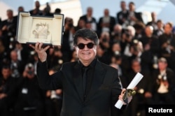 Režiser Jafar Panahi, dobitnik Zlatne palme za film "Bila je to samo nesreća", nakon ceremonije zatvaranja 78. Filmskog festivala u Cannesu.