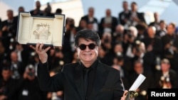 Director Jafar Panahi, Palme d'Or award winner for the film "Un simple accident" (It Was Just an Accident), poses during a photocall after the closing ceremony of the 78th Cannes Film Festival in Cannes, France, May 24, 2025.