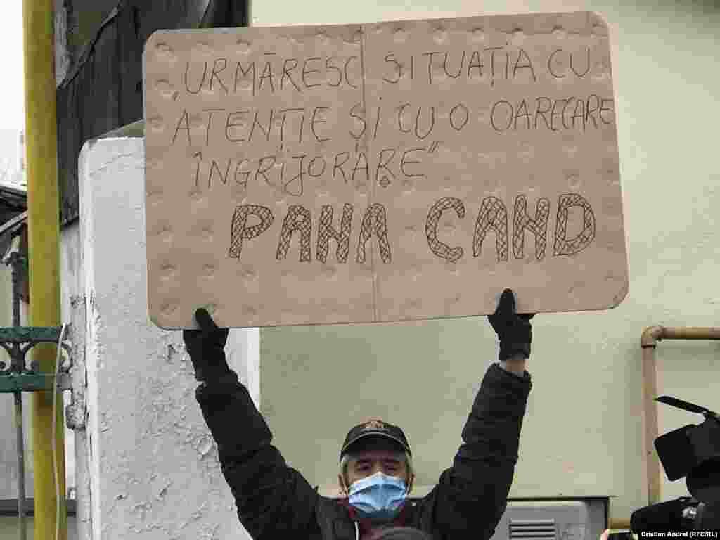 Un protestatar a venit cu o pancartă în fața Institutului&nbsp;&bdquo;Matei Balș" la scurt timp după declarația președintelui Klaus Iohannis.&nbsp;