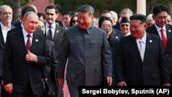 Володимир Путін, Сі Цзіньпін і Кім Чен Ин прибувають на військовий парад у Пекіні, 3 вересня 2025 року