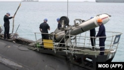 Американская ракета Tomahawk при погрузке в Великобритании