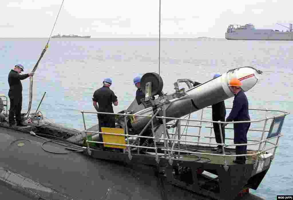 نیروهای نیروی دریایی بریتانیا در نوامبر ۲۰۰۱ در یک پایگاه دریایی در اقیانوس هند در حال جابه‌جایی یک موشک تاماهاوکرئیس‌جمهور ایالات متحده، دونالد ترامپ، نارضایتی فزاینده‌ای از مسکو به‌دلیل کندی مذاکرات صلح ابراز کرده است. گفته می‌شود که احتمال ارسال تاماهاوک‌ها اخیراً دوباره مطرح شده، در حالی که کاخ سفید می‌کوشد کرملین را وادارد «رنج و عذاب جنگی را که آغاز کرده، احساس کند».