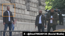 I akuzuari për sulmin në Banjskë, Vlladimir Vuçetiq, në protestën në Serbi, 28 qershor 2025 (Burimi X:@Daut788240135)