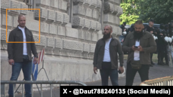 Vlladimir Vuçetiq, i akuzuar për sulmin në Banjskë, në protestën në Beograd, më 28 qershor 2025.