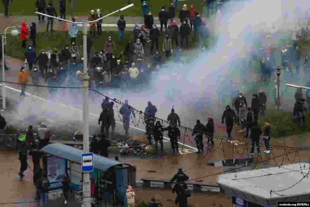 Найчастіше силовики застосовували проти мирних протестувальників спеціальні засоби, дещо слабші від світлошумових гранат. Протистояння озброєних силовиків та демонстрантів на Кам'янній Гірці