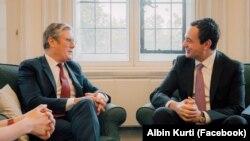 Kryeministri i Kosovës, Albin Kurti, (djathtas), dhe kryeministri i Mbretërisë së Bashkuar, Keir Starmer, (majtas), gjatë një takimit në nëntor të vitit 2022, kur Starmer ishte vetëm lider i Partisë Laburiste, para se të bëhej kryeministër.
