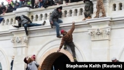 Прихильники Дональда Трампа штурмують будівлю Конгресу США. Вашингтон, Капітолій, 6 січня 2021 року