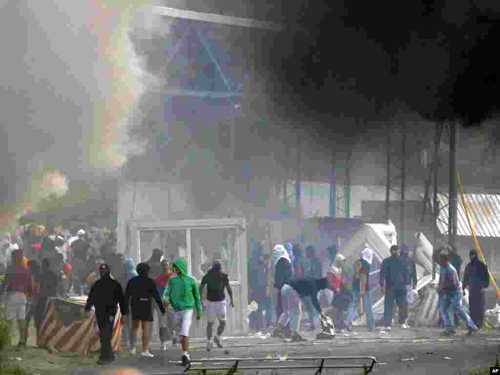 Masked Serb extremists set the Serbia-Kosovo border crossing at Jarinje on fire on July 27.