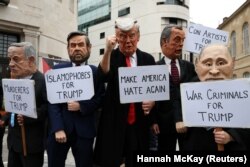 Демонстранти со маски учествуваат во протестот „Трамп не е добредојден“ за време на државната посета на американскиот претседател Доналд Трамп и првата дама Меланија Трамп на Лондон, Обединето Кралство, на 17 септември 2025 година
