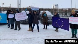 Еуроодақ ғимараты алдындағы саяси тұтқындарды босатуды, "Қазақстанның демократиялық таңдауы" (ҚДТ) қозғалысына тыйым салу шешімін жоюды  талап еткендердің наразылық шарасы. Нұр-Сұлтан, 26 қараша, 2019 жыл. 