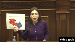 Депутат от фракции «Честь Имею» Анна Мкртчян вывесила на трибуне Президиума НС карту Армении, включая Арцах., 20 января 2025 г.