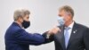  Klaus Iohannis (dreapta) și John Kerry (stânga), la conferința pentru climă COP26 de la Glasgow, 2 noiembrie 2021