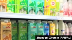 Дүкен сөресіндегі сүт өнімдері. Азаттық архивіндегі фото.