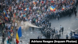 Jandarmii și alte forțe de ordine au intervenit violent împotriva manifestanților pașnici din Piața Victoriei, pe 10 august 2018. Ei protestau față de corupția și aservirea Justiției. Cei vinovați de abuzuri nu au fost pedepsiți.
