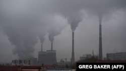 په چین کې د سکرو له برېښناکوټه لوګي خېژي - پخوانی انځور. 