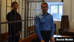 Андрій Коломієць з адвокатом під час судового засідання в окупованому Криму