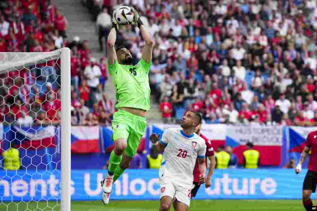 Сборная Чехии создала немало опасных моментов в штрафной площади сборной Грузии, однако от гола сборную Грузии неоднократно спас вратарь Георгий Мамардашвили