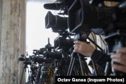 Mare parte din programul televiziunilor de știri din România e ocupat de emisiunile în care sunt invitați politicieni.