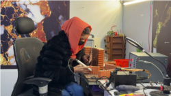 دختری که در کابل "پاوربانک" تولید می‌کند
